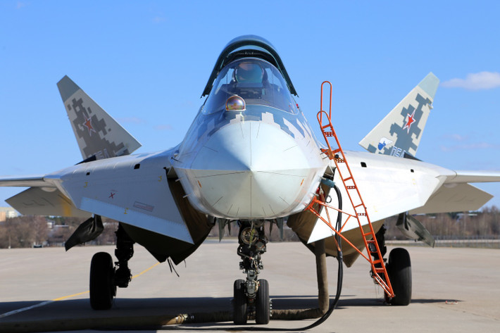 Về mặt kỹ thuật, Su-57 được trang bị 2 động cơ AL-41F1 giúp cho máy bay có thể đạt tốc độ Mach 2 (2.450 km/h), với phạm vi chiến đấu hơn 2.000 km. Ngoài ra, tiêm kích này còn được trang bị hàng loạt vũ khí, bao gồm tên lửa không đối không, không đối đất và bom dẫn đường. Ảnh: Rostec.ru.