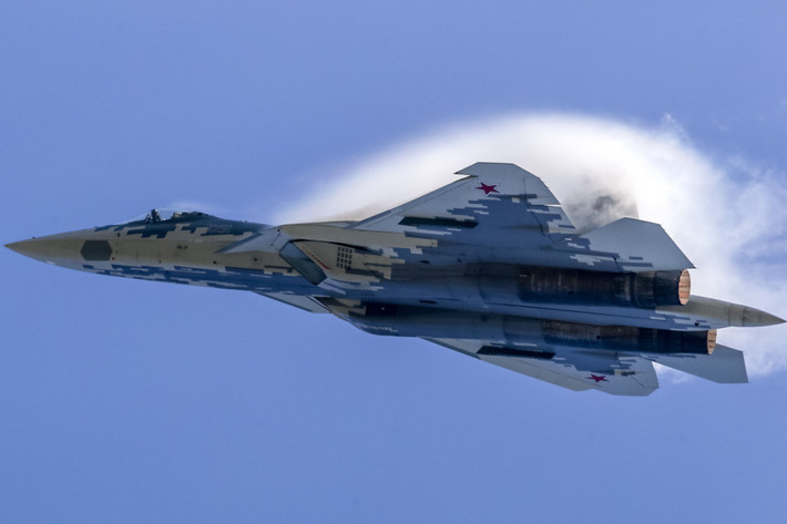 Sukhoi Su-57 do Nga thiết kế và sản xuất, là máy bay chiến đấu tàng hình thế hệ thứ năm nhằm thay thế các mẫu cũ hơn như Su-27. Nó được phát triển để cạnh tranh trực tiếp với các máy bay chiến đấu thế hệ thứ năm của phương Tây như F-22 Raptor và F-35 Lightning II. Ảnh: Popular Mechanics.