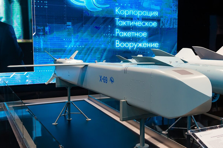Tại triển lãm hàng không Ai Cập, Su-57E được giới thiệu cùng với tên lửa hành trình không đối đất X-69. X-69 là tên lửa hành trình thế hệ mới của Nga được thiết kế cho các hoạt động tấn công chính xác tầm xa.