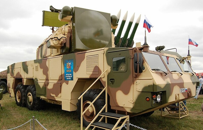 Ngoài ra, hệ thống phòng không Pantsir-S1M, hệ thống tên lửa phòng không Tor-M2E và tên lửa đối không Verba MANPADS cũng được giới thiệu tại triển lãm. Các máy bay không người lái tầm trung thuộc họ Orlan (Orlan-10E và Orlan-30) cũng xuất hiện tại triển lãm lần này.
