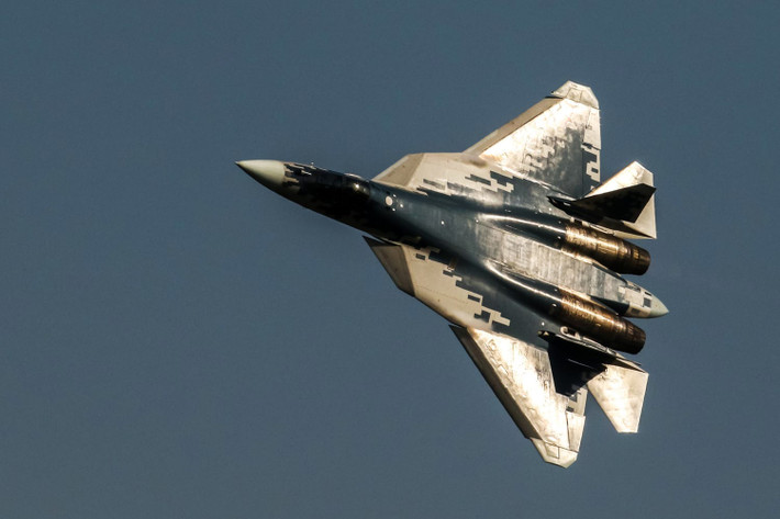 Một ví dụ về điều này là gian hàng Rosoboronexport của Nga tại triển lãm hàng không vũ trụ quốc tế ở Ai Cập vừa qua diễn ra từ ngày 3-5/9. Trong các hệ thống được trình bày tại triển lãm, đáng chú ý nhất là phiên bản xuất khẩu của máy bay chiến đấu Sukhoi Su-57 thế hệ thứ năm. Ảnh: NBC News.