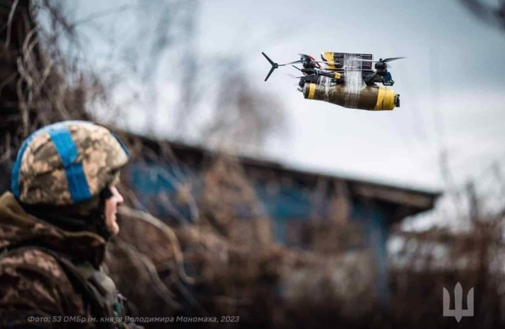 Với những tiến bộ trong công nghệ, UAV đã trở thành một công cụ thiết yếu trong chiến tranh hiện đại. Ở Ukraine, máy bay không người lái FPV đã được sử dụng rộng rãi để trinh sát, phát hiện pháo binh và tấn công trực tiếp. Những máy bay không người lái này, thường được trang bị thuốc nổ, gây ra sát thương đáng kể đối với xe bọc thép và lực lượng bộ binh. Ảnh: DroneXL.