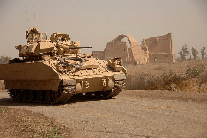Về khả năng bảo vệ, M2A2 Bradley được trang bị giáp phản ứng, nhằm tăng cường khả năng chống lại các loại vũ khí chống tăng cá nhân. Lớp giáp của xe cũng được gia cố để chống lại các mảnh đạn pháo và đạn xuyên giáp. Hệ thống bánh xích giúp xe dễ dàng vượt qua các địa hình khó khăn, ngoài ra xe còn được trang bị khả năng bảo vệ NBC (hạt nhân, sinh học, hóa học). Ảnh: Wikipedia.