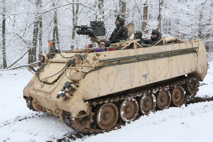 Việc cung cấp các xe bọc thép như Bradley, MRAP và M-113 đã đóng vai trò quan trọng trong việc giúp Ukraine tiến hành các cuộc phản công và giành lại lãnh thổ. Ngoài những phương tiện trên, Mỹ và NATO cũng viện trợ nhiều hệ thống pháo binh, phòng không, đạn dược và các vũ khí tiên tiến khác cho Ukraine.