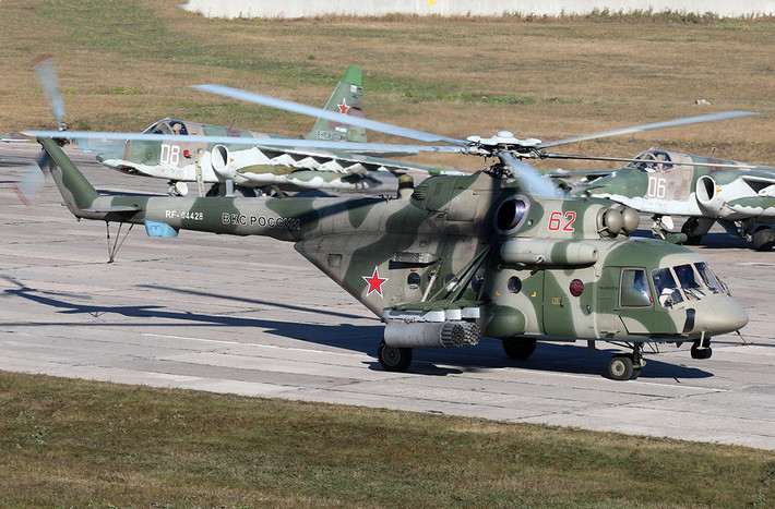 Mi-8 có thể chở tới 24 binh sĩ hoặc 4.000 kg hàng hóa và có phạm vi hoạt động hơn 400 km. Trực thăng được trang bị hai động cơ tua-bin trục, cho phép nó đạt tốc độ tối đa 250 km/giờ và độ cao tối đa 6.000 mét.