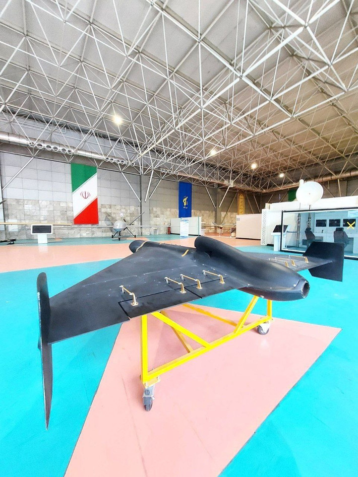 Shahed-236 là loại máy bay không người lái tấn công đầy triển vọng của Iran, có thiết kế tương tự với phiên bản trước nhưng bổ sung thêm thiết bị quang học, cho phép tìm kiếm mục tiêu tự động đồng thời cung cấp cho người vận hành tùy chọn dẫn đường thủ công cho máy bay không người lái. Ảnh: Islamic World News.