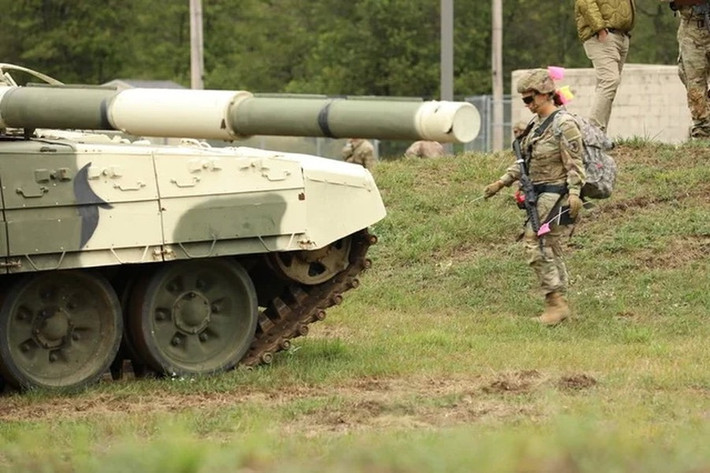 Một số bức ảnh với chiếc xe tăng T-72 đặc biệt do Ukraine nâng cấp vừa được Cơ quan phổ biến thông tin hình ảnh của Bộ Quốc phòng Mỹ đăng tải và thu hút sự quan tâm sâu sắc từ giới truyền thông.