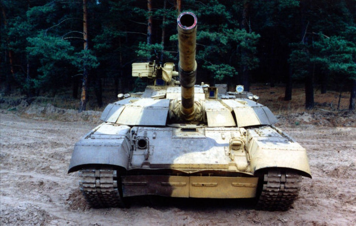 Điểm khác biệt duy nhất giữa chiếc xe tăng T-72AG trên đất Mỹ với những chiến xa do Ukraine tiến hành hiện đại hóa đó là khẩu súng máy 12,7 mm điều khiển từ xa gắn trên nóc tháp pháo được thay đổi bằng loại ngắm bắn thủ công.
