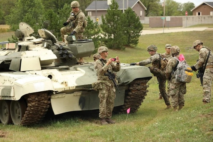 Bức ảnh cho thấy một trong những phiên bản hiện đại hóa dựa trên xe tăng T-72A được chế tạo từ thời Liên Xô, sản phẩm do Cục thiết kế chế tạo máy Kharkiv (KHKBM) của Ukraine tiến hành nâng cấp.