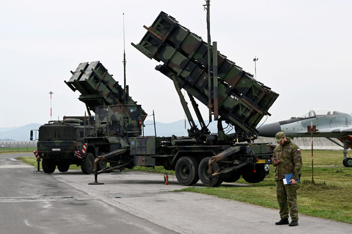 Ngoài ra, Tổng thống Biden cho biết sẽ mở rộng chương trình đào tạo cho phi công F-16 của Ukraine, cùng với các biện pháp chống lại hành vi né tránh lệnh trừng phạt của Nga bằng cách hợp tác với các đồng minh để phá vỡ mạng lưới tiền điện tử toàn cầu.