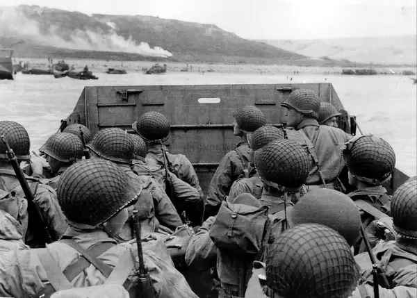 132,715 binh lính Đồng Minh, trong đó 57,500 quân Mỹ; 75,215 quân Anh và Canada đã tấn công vào 5 bờ biển Normandy.