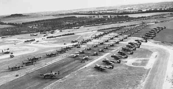 D-Day bắt đầu ngay sau nửa đêm, khai mạc bằng các cuộc tấn công trên không của Quân Đồng Minh. Đã có 11,590 máy bay hoàn thành 14,674 nhiệm vụ trong suốt cuộc chiến, chuyển chở binh lính tới các điểm nhảy dù và thả bom các mục tiêu chiến lược.