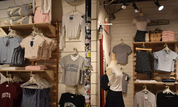 “Phong cách BM” mới rộ ở Trung Quốc trong những năm gần đây. Trong khi đó, thương hiệu Brandy Melville có lịch sử hơn 30 năm. Áo phông trẻ em được người lớn trưng diện không xa lạ ở Mỹ, châu Âu.