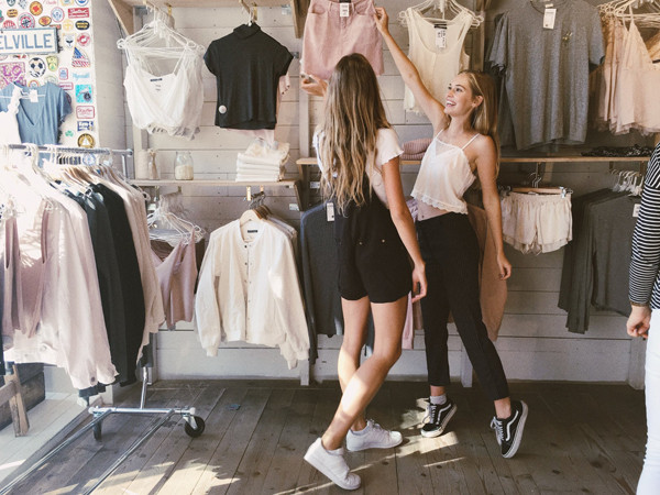 Trước đây, nhiều cô gái có vóc dáng nhỏ cũng chia sẻ thường mua đồ trẻ em từ các nhãn hàng như Uniqlo vì một số mẫu có kích cỡ cho trẻ cao đến 1,6 m, người nhỏ con hoàn toàn có thể mặc vừa. Hơn nữa, quần áo trẻ em luôn có mức giá rẻ hơn nhiều so với người lớn.