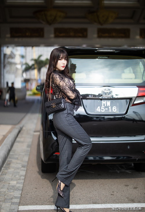 Cô gái lựa chọn áo ren không phải items mới song có phần mạo hiểm. Thiết kế gợi cảm, ôm sát cho phép người mặc khoe trọn body sexy. Thế nhưng, không ít trường hợp gặp sự cố trang phục khi lên đồ với áo xuyên thấu.