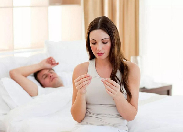 Giao hợp trong kỳ kinh nguyệt. Trong kỳ kinh, cổ tử cung của phụ nữ ở trạng thái mở. Thời điểm này các vật thể lạ như vi khuẩn sẽ dễ dàng thâm nhập hơn. Miễn cưỡng quan hệ tình dục sẽ khiến tần suất mắc các bệnh phụ khoa của chị em cao hơn rất nhiều.