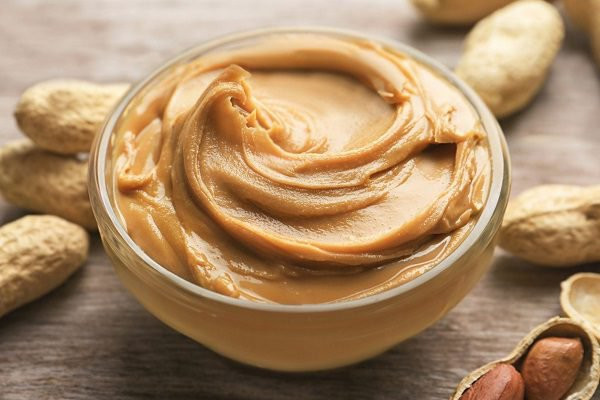 Bơ đậu phộng. Bơ đậu phộng nhiều protein lại nhớt nên sẽ tạo điều kiện thuận lợi cho vi khuẩn phát triển. Tình hình càng trầm trọng hơn nếu bơ được nêm thêm đường, các gia vị để tăng cường vị giác.