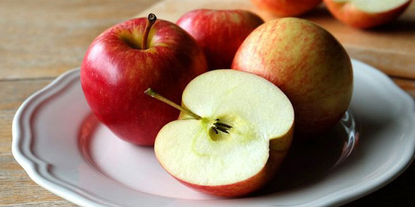 Ngoài ra, các thức ăn giòn như cà rốt, táo cũng góp phần kích thích nước bọt hiệu quả. Ảnh minh họa: Internet.