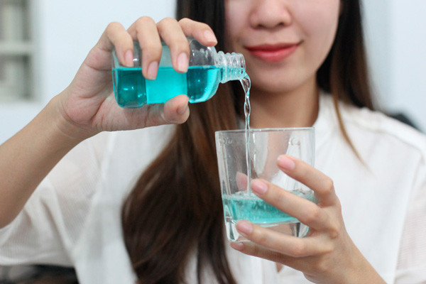 Nếu không có thời gian, bạn có thể dùng các loại nước xúc miệng để loại bỏ mùi hôi.