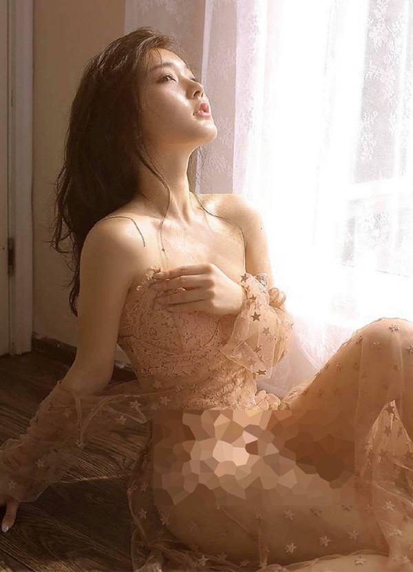Mặc đồ nhạy cảm lên hình, nhiều người đẹp sẽ lựa chọn trang phục xuyên thấu, nửa kín nửa hở để tránh cảm giác phô phang.
