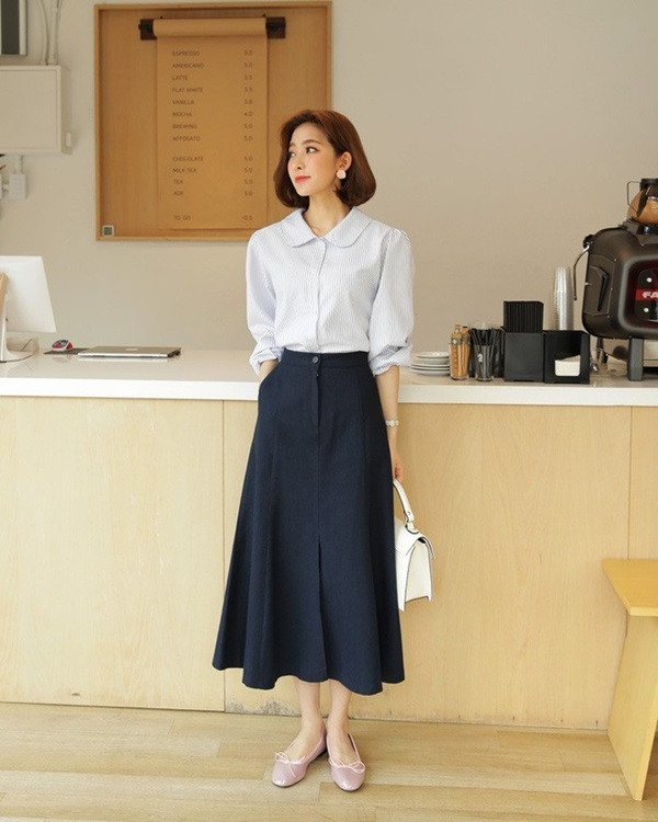 Để mang hơi hướng retro, người mặc có thể kết hợp với váy hoa cạp cao. Lựa chọn váy họa tiết, chất liệu mỏng càng khẳng định gu thời trang cổ điển của bạn.