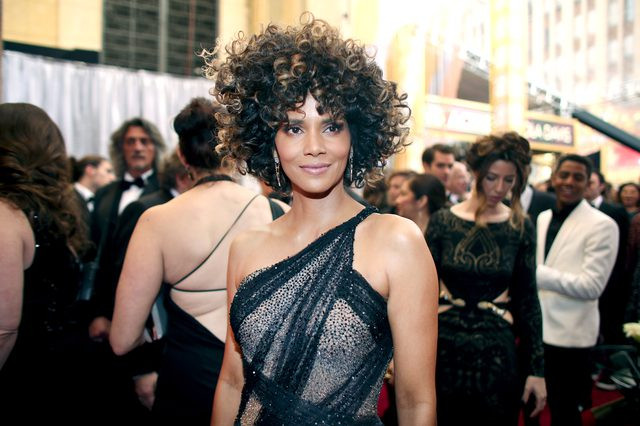 Rõ ràng nhìn Halle Berry trẻ hơn hàng chục tuổi so với tuổi thật (51 tuổi) của mình.