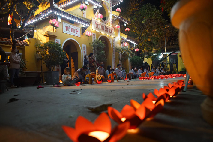 Khoảng 20h15, hàng trăm phật tử tại chùa Quán Sứ cũng đã bắt đầu làm làm lễ cầu nguyện đồng bào và cán bộ, chiến sỹ hy sinh, tử vong trong đại dịch Covid-19