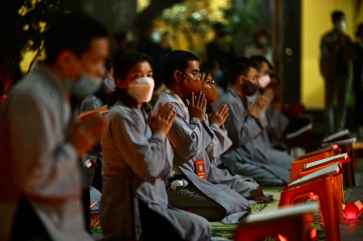 Người dân và tăng ni phật tử tham gia lễ cầu siêu.