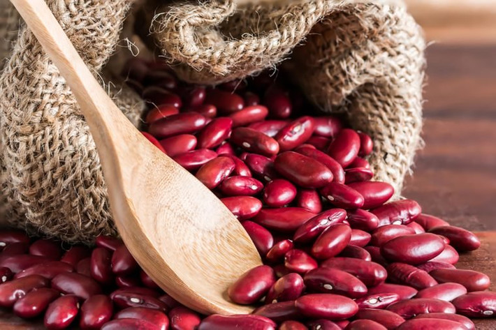 Đậu thận hay đậu tây chứa nhiều protein, chất xơ và chất chống oxy hóa, nhưng ăn sống có thể tàn phá dạ dày của bạn bởi có chứa độc tố phytohemagglutinin, có thể gây khó chịu đường tiêu hóa và các triệu chứng tương tự như ngộ độc thực phẩm.