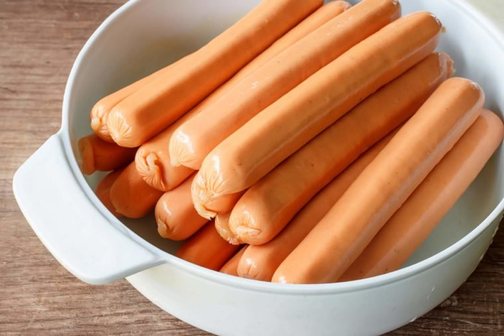 Xúc xích cũng không nên ăn sống bởi ngay cả khi được đóng gói thì xúc xích vẫn có thể bị nhiễm vi khuẩn Listeria.