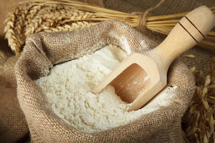 Trong hành trình từ cây lúa mì đến kệ siêu thị, các loại bột có thể đã tiếp xúc với mầm bệnh như E. coli, vì vậy không được ăn bột sống.