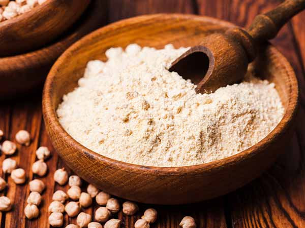 Mặt nạ sữa chua và bột đậu gà chính là loại mặt nạ tẩy da chết dịu nhẹ giúp làm sạch da nhẹ nhàng.