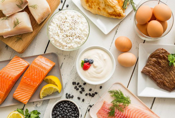 Khi bị sốt xuất huyết cơ thể của người bệnh có thể bị sốt cao, nếu tiêu thụ những thực phẩm trên sẽ khiến cho cơ thể của chúng ta mệt mỏi hơn và lâu hồi phục hơn. Ảnh: healthplus.