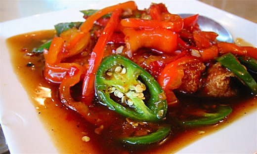 Vì vậy, người bị sốt xuất huyết có thể trạng đã yếu ớt, sức đề kháng giảm, nếu ăn đồ ăn cay, nóng sẽ khiến bệnh lâu hồi phục và làm ảnh hưởng đến sức khỏe quá nhiều. Ảnh: duocphamaau.