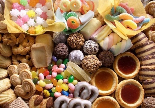 Người bị sốt xuất huyết cũng không nên ăn, uống nhiều đồ ngọt và các loại đường tự nhiên khác do tiêu thụ đường nhiều sẽ khiến cho các tế bào máu trắng diệt khuẩn chậm chậm hơn. Ảnh: hanoitv.