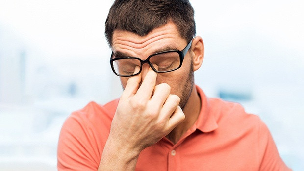Khi điều đó xảy ra, tầm nhìn có thể bị mờ và không rõ ràng ngay cả khi bạn đeo kính hoặc tiếp xúc như bình thường. Ảnh: healthplus.