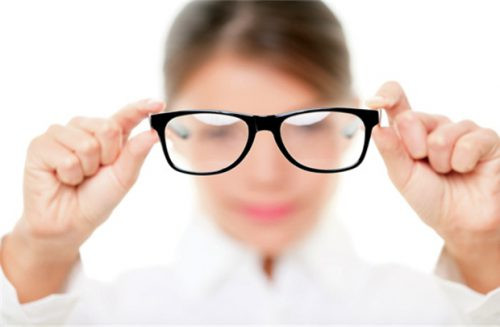 Một dấu hiệu khác nữa cho thấy lượng đường trong máu của bạn quá cao đó là nhìn mờ. Ảnh: eskar.