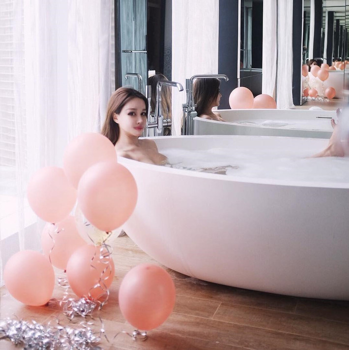 "Khi tôi mới bắt đầu sử dụng phương tiện truyền thông xã hội, tôi đã quan tâm quá nhiều về ngoại hình của mình. Đó là con quái vật mang tên 'sự nổi tiếng'.