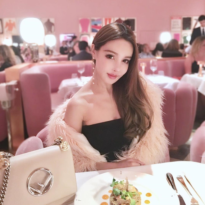 Hiện tại Dawn Yang đang phải điều trị vì những ảnh hưởng của phẫu thuật thẩm mỹ. Nhưng cô cảm thấy thoải mái và không hối tiếc, bản thân cô cho rằng phụ nữ có quyền làm đẹp và việc làm của cô không có gì sai cả.