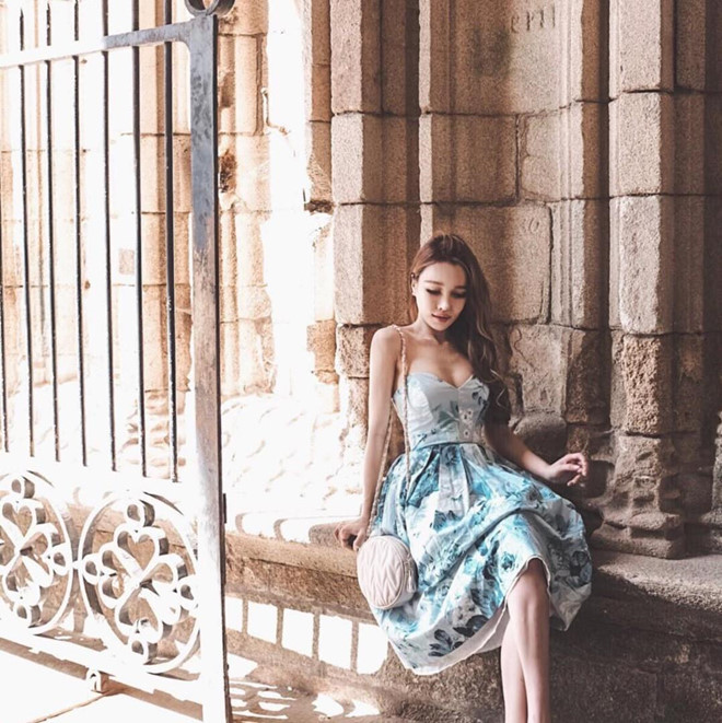 Năm 2005, Dawn Yang được khán giả trên chương trình Flame Awards bình chọn là Babe of the Year. Cô cũng lọt Top 100 Asian Influencers (100 người có ảnh hưởng nhất châu Á).