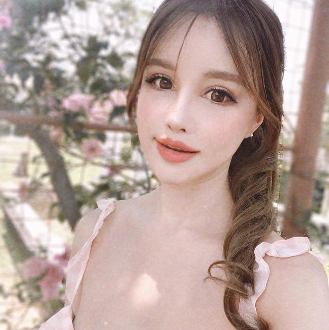 Vẫn giữ được vóc dáng chuẩn dù đã ngoài 30 tuổi, song gương mặt đơ như tượng sáp và nụ cười đông cứng, trông cô giống như "búp bê phiên bản lỗi".