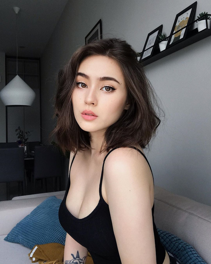 Những cô gái lai luôn dễ gây ấn tượng với người đối diện và cư dân mạng nhờ những nét đẹp hài hòa. Mới đây một hot girl lai Việt - Đức đã gây sốt một số fanpage nổi tiếng sau khi những bức ảnh của cô được chia sẻ với số lượng like khủng. Cô gái khiến các chàng trai "đổ gục ngay từ cái nhìn đầu tiên" với khuôn mặt thanh tú, mái tóc ngắn cá tính và thân hình gợi cảm.