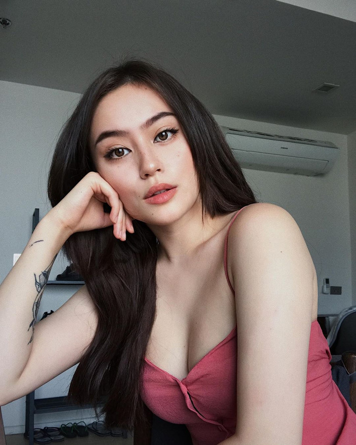 Có một điều thú vị là Jade-Anh Ngo tuy sử dụng thành thạo tiếng Đức và tiếng Anh, luôn giao tiếp với khán giả bằng hai ngôn ngữ này nhưng cô lại chưa từng học tiếng Việt.