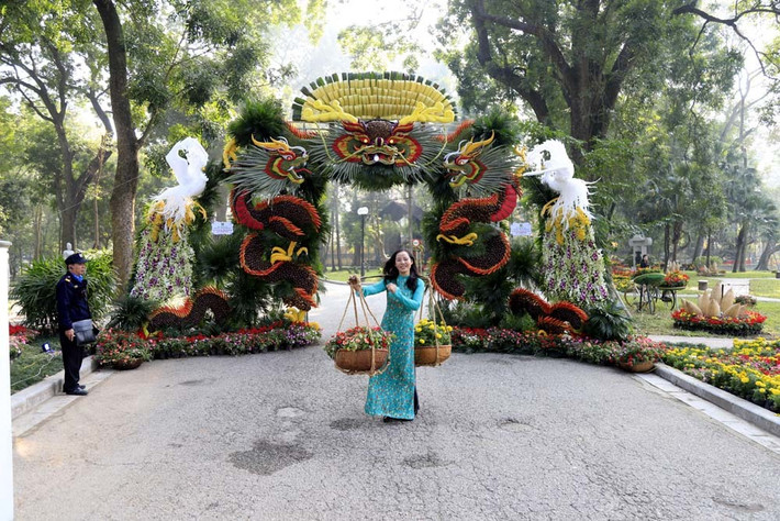 Phần trưng bày "Phố hoa Ngọc Hà", "Phố Đèn lồng nghinh lộc tài" được thực hiện theo mô hình đường hoa Nguyễn Huệ (TP.HCM). Phần trưng bày Cổng song long và gian hàng giới thiệu nghệ thuật kết tráp phương Nam, nghệ thuật cắt tỉa hoa quả, nghệ thuật cắm hoa, thời trang hoa và hệ thống chụp ảnh tự động miễn phí...