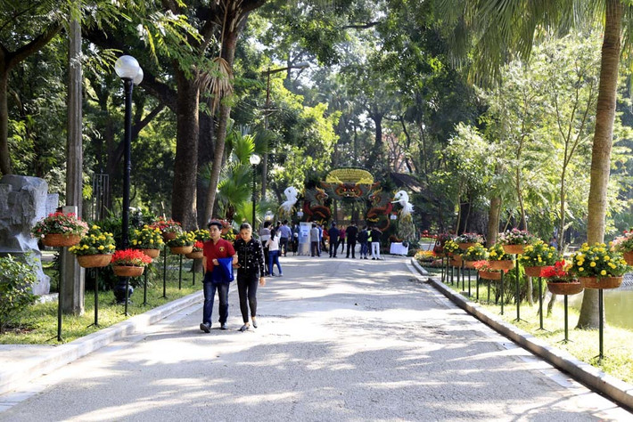 Con đường hoa giữa Thủ đô với chủ đề “Hương sắc Thủ đô”, trưng bày Sinh vật cảnh (SVC) thủ đô mới diễn ra tại công viên Bách Thảo hội tụ hàng ngàn tác phẩm cây cảnh nghệ thuật hoa, cây cảnh. Khu trưng bày gồm 2 phần chính.