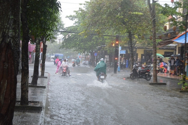 Đường phố biến thành sông.