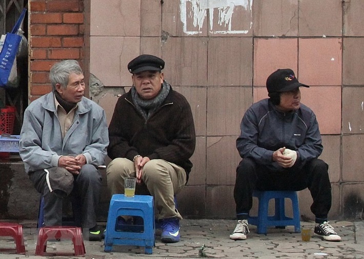 Nhiều người chọn cách uống ly trà nóng trong không khí lạnh nhất từ đầu mùa.