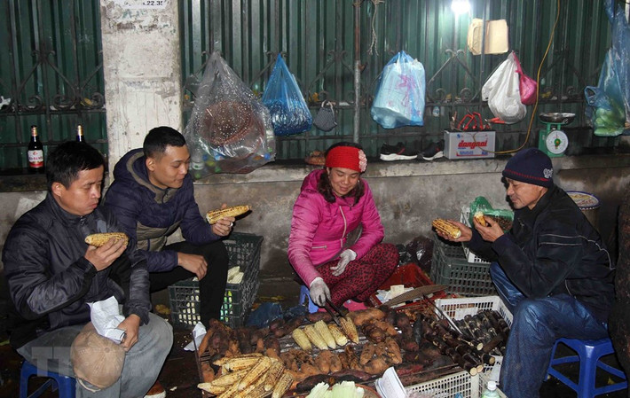Một quầy hàng bán khoai lang, ngô nướng tại khu vực trường Đại học Bách Khoa Hà Nội thu hút rất đông khách trong những ngày rét đậm này.
