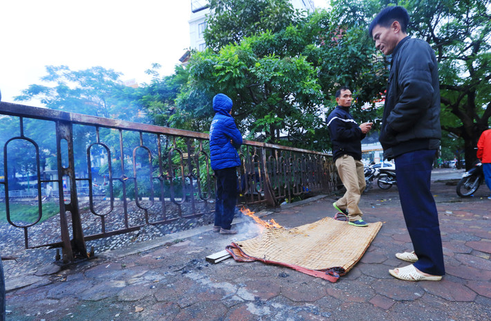 Mọi vật dụng bỏ đi đều có thể tận dụng được để đốt lửa sưởi ấm.