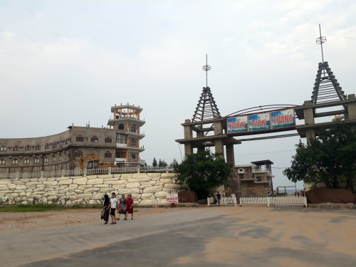 Gần 1 năm sau khi ký văn bản 3230, ngày 14/5/2018, Phó chủ tịch tỉnh Thanh Hóa - Nguyễn Đức Quyền tiếp tục ký ban hành Quyết định số 1756/QĐ-UBND về việc Phê duyệt phương án nộp tiền trồng rừng thay thế và chuyển mục đích sử dụng rừng sang mục đích xây dựng Đô thị du lịch sinh thái biển Tiên Trang.